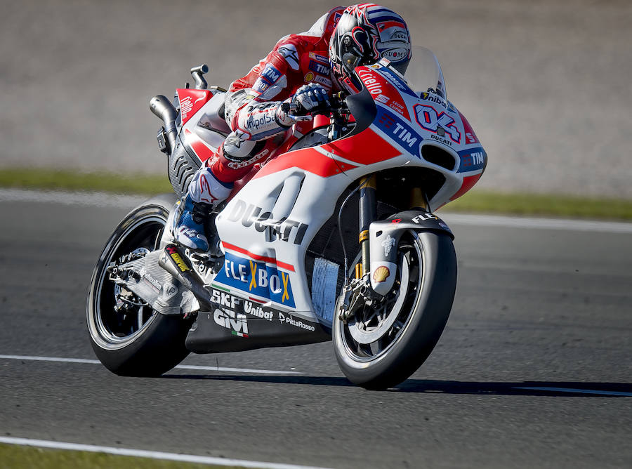 "Contento de cómo hemos empezado, pero no basta, si bien por posición, estoy mejor de lo previsto, tenemos una buena velocidad y esto es siempre importante, pero las sensaciones con la moto no son óptimas y somos conscientes de que no vale con lo que hemos hecho, sino que tenemos que mejorar", señaló Dovizioso. 