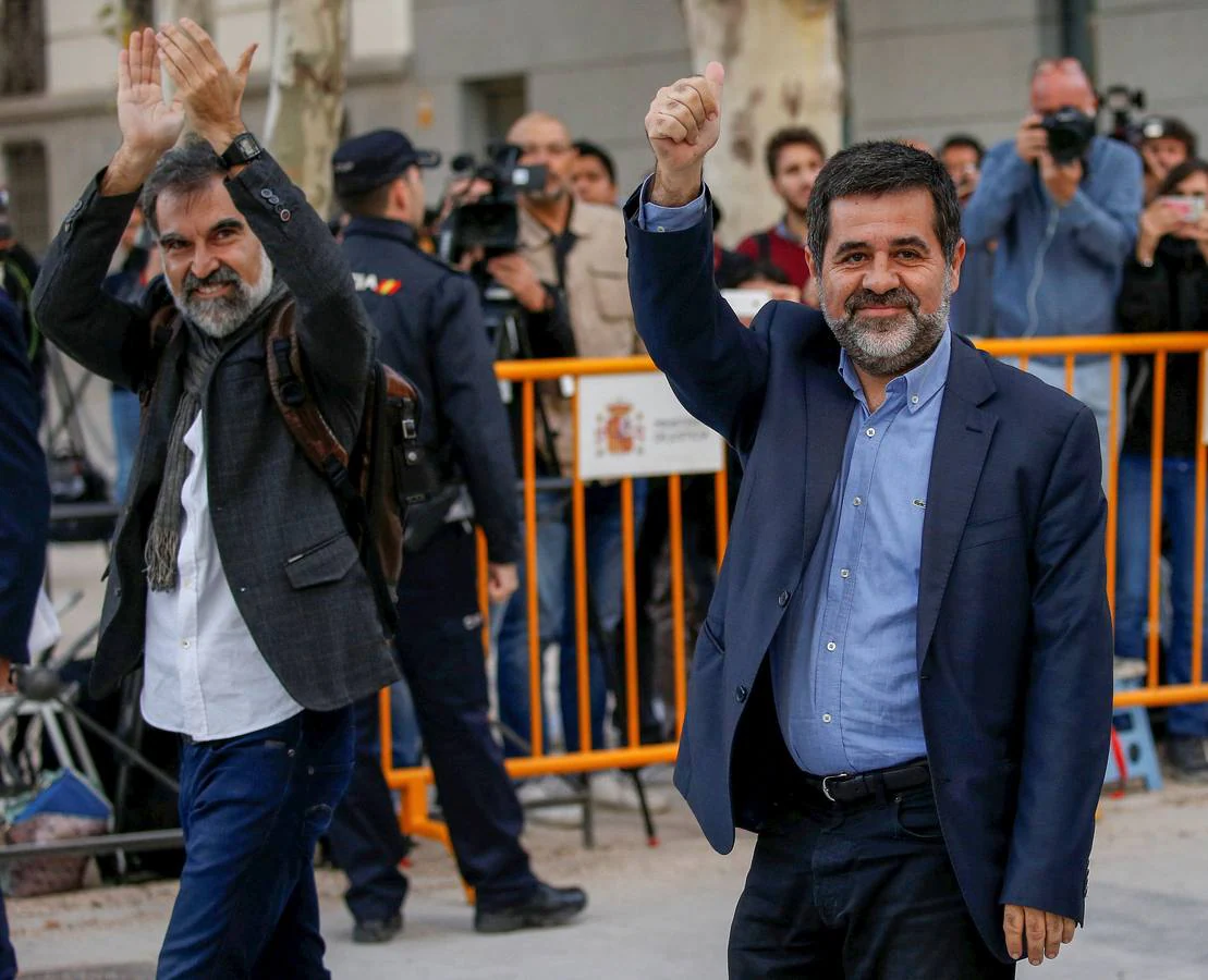 Jordi Cuixat (Òmnium) y Jordi Sánchez (ANC) fueron enviados a prisión el 16 de octubre, acusados de sedición por los hechos del 20 y 21 de septiembre en Barcelona, cuando se impidió la salida de la Guardia Civil y una comitiva judicial de una conselleria. 