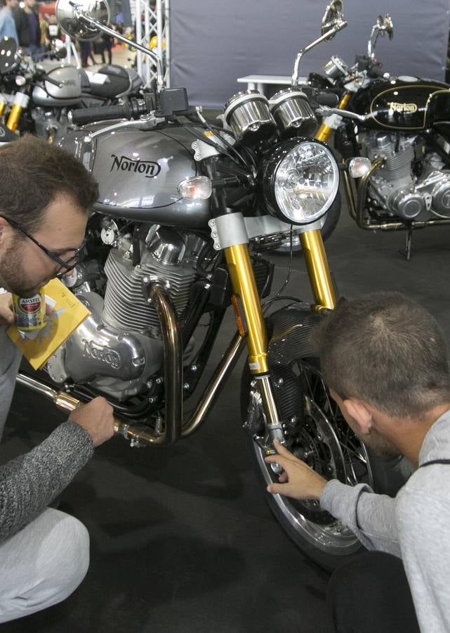 La feria Dos Rodes de Valencia ha sido inaugurada, coincidiendo con la celebración del Gran Premio de Motociclismo en Cheste. Las novedades del mercado de las motos y las bicicletas, en Feria Valencia.