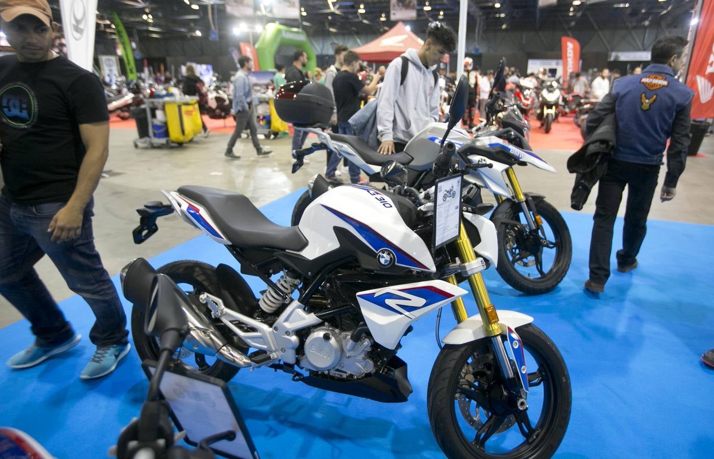 La feria Dos Rodes de Valencia ha sido inaugurada, coincidiendo con la celebración del Gran Premio de Motociclismo en Cheste. Las novedades del mercado de las motos y las bicicletas, en Feria Valencia.