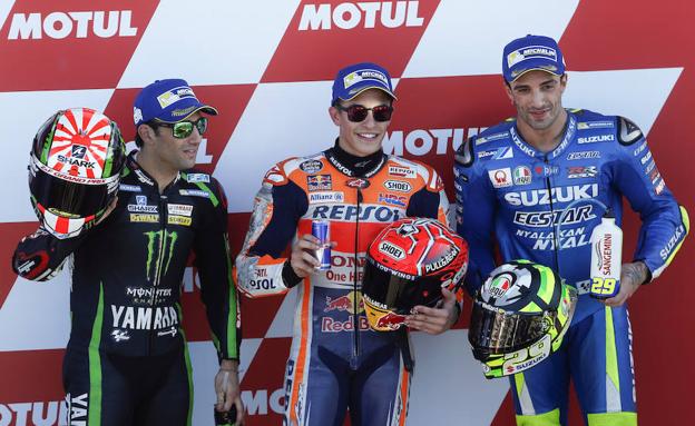 Marc Márquez junto a Johann Zarco (i), segundo clasificado, y Andrea Iannone (d).