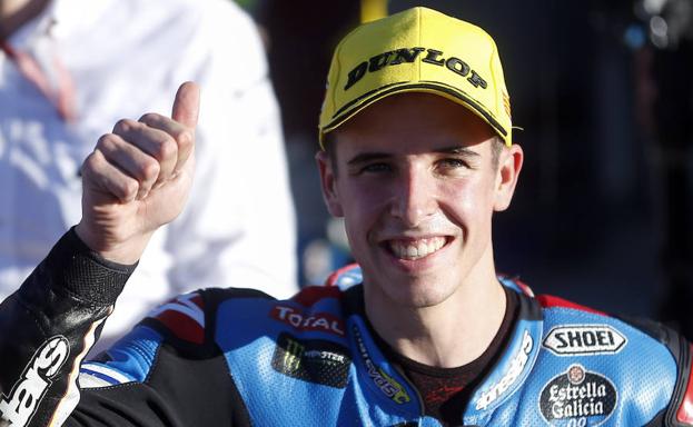 El piloto del equipo EG 0,0 Álex Márquez saluda tras conseguir la pole en Moto2 durante las clasificaciones en el circuito Ricardo Tormo de Cheste donde mañana se disputa la última prueba del mundial.