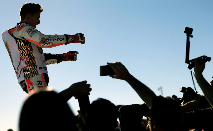 Estas son las mejores imágenes de la victoria de Dani Pedrosa en la carrera de Moto GP y de la proclamación de Marc Márquez como campeón del mundo de MotoGP por cuarta vez