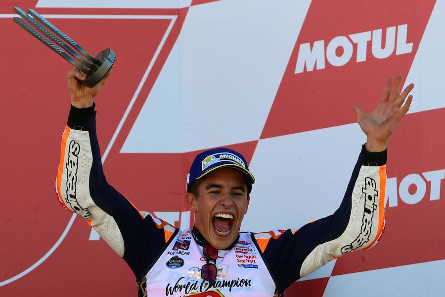 Estas son las mejores imágenes de la victoria de Dani Pedrosa en la carrera de Moto GP y de la proclamación de Marc Márquez como campeón del mundo de MotoGP por cuarta vez