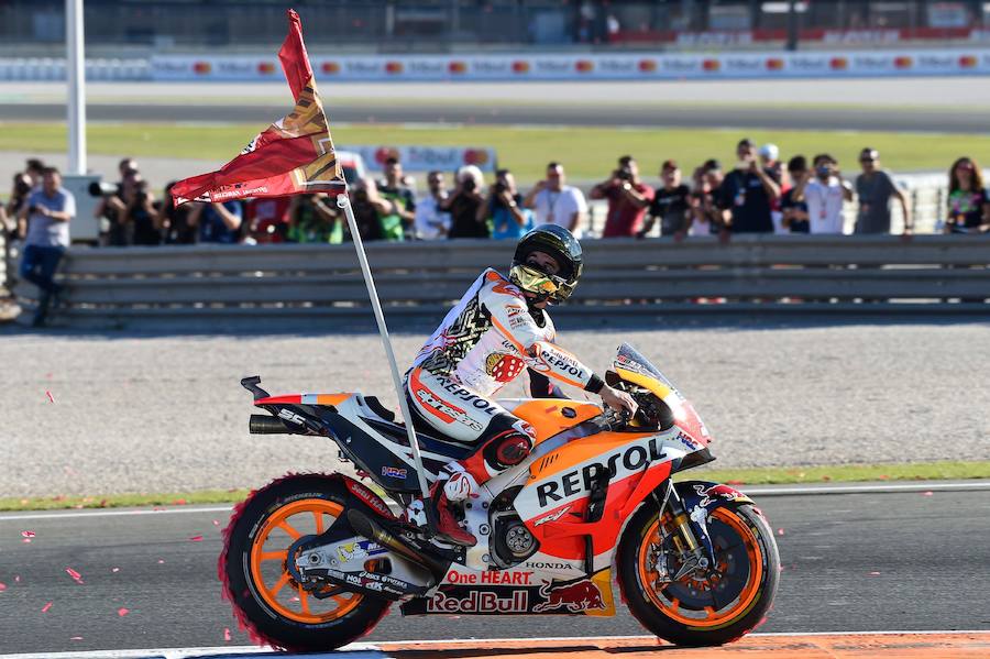 Estas son las mejores imágenes de la victoria de Dani Pedrosa en la carrera de Moto GP y de la proclamación de Marc Márquez como campeón del mundo de MotoGP por cuarta vez