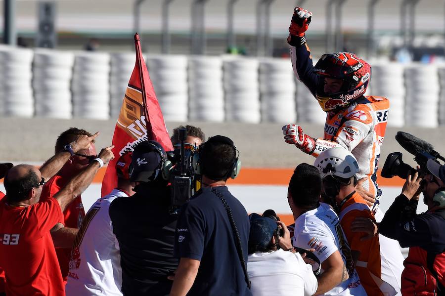 Estas son las mejores imágenes de la victoria de Dani Pedrosa en la carrera de Moto GP y de la proclamación de Marc Márquez como campeón del mundo de MotoGP por cuarta vez