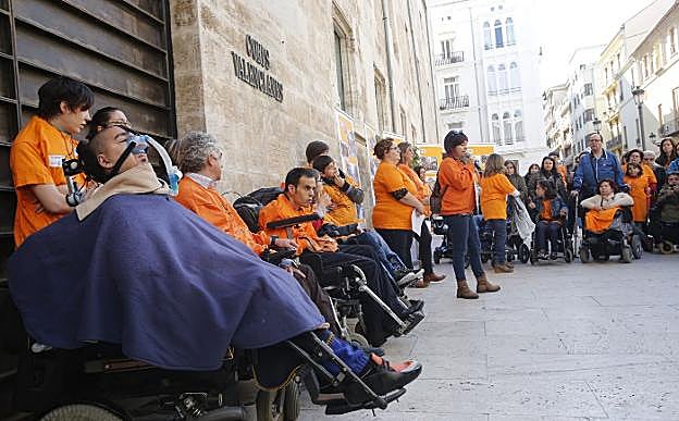 Protesta de dependientes a las puertas de Les Corts. 