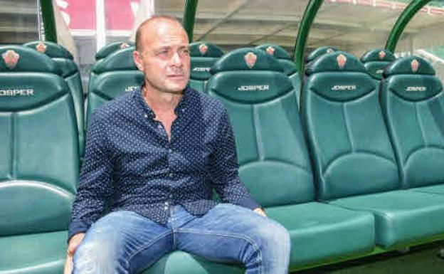 El Elche destituye a su entrenador Vicente Mir