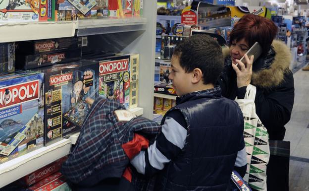 Compras de juguetes en una tienda de El Corte Inglés las pasadas navidades.