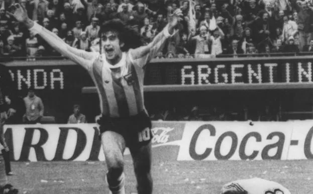 Mario Alberto Kempes celebra el primero de sus dos goles con Argentina en la final del Mundial de 1978 contra Holanda.