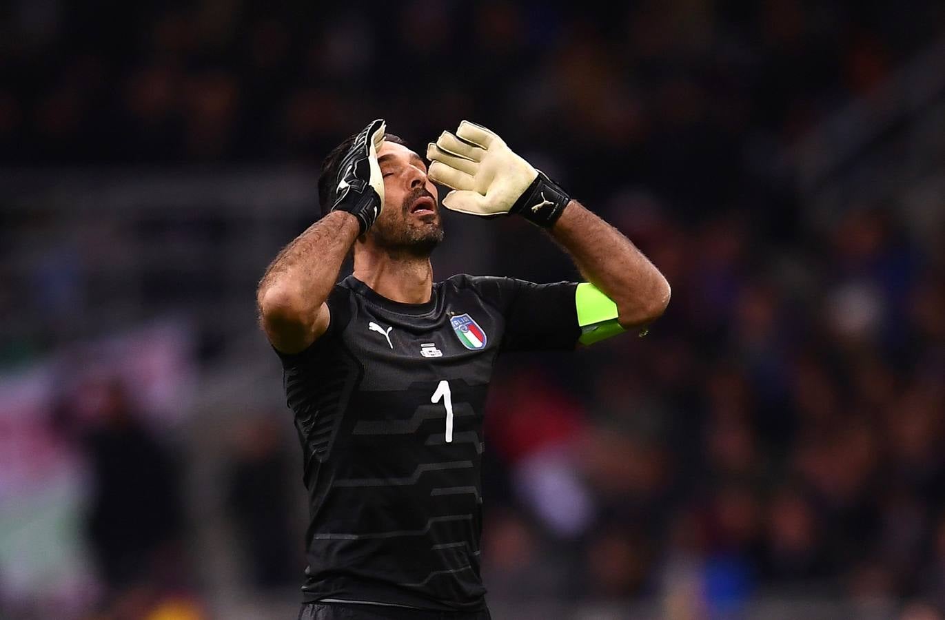 El veterano portero Buffon se lamenta, en la madrugada del lunes al martes, de la eliminación de Italia en la fase de clasificación para el Mundial.