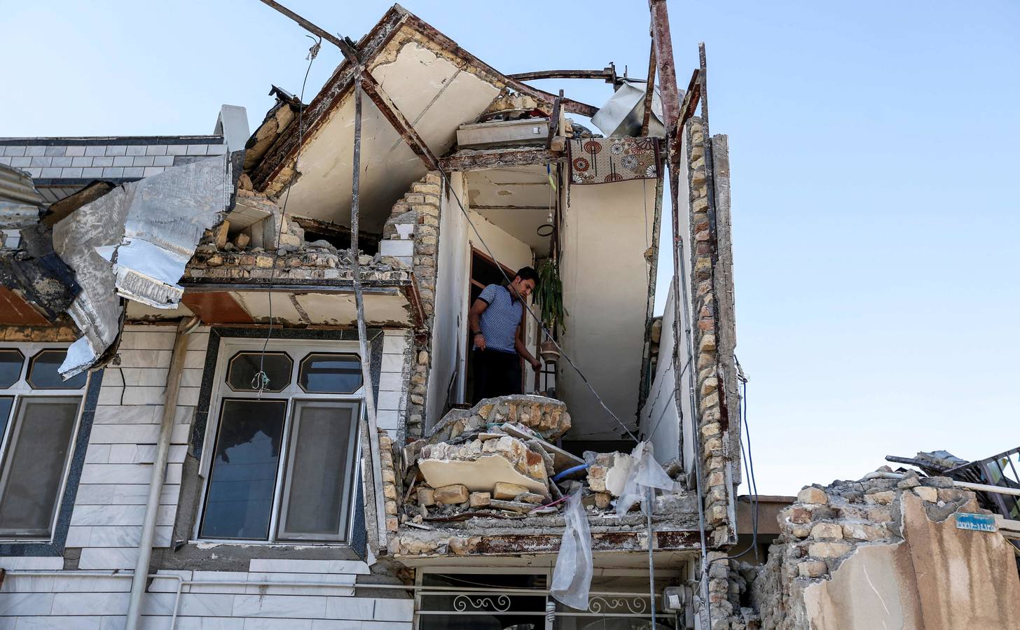 Un iraní, en los restos de una casa semidestruida por el terremoto de magnitud 7,3 que anteayer agitó la frontera entre Irán e Irak, en el pueblo Sarpol-e Zahab. / 