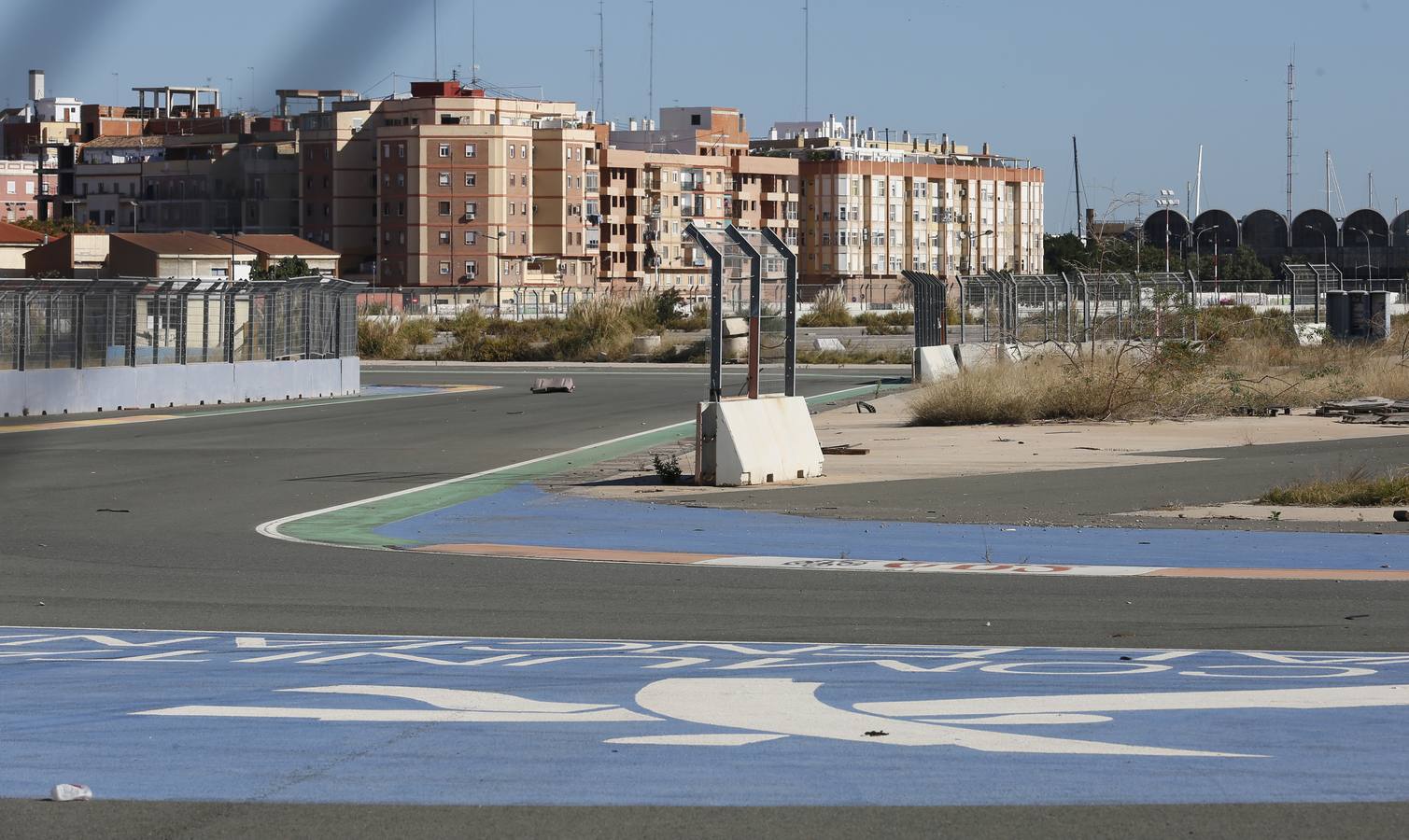 Comienzan los trabajos para eliminar 5.000 piezas del trazado semiurbano de Fórmula 1 de Valencia. Las obras empezarán junto al tinglado 2 y se extenderán al resto de zonas. La parte del Grao, la más deteriorada.