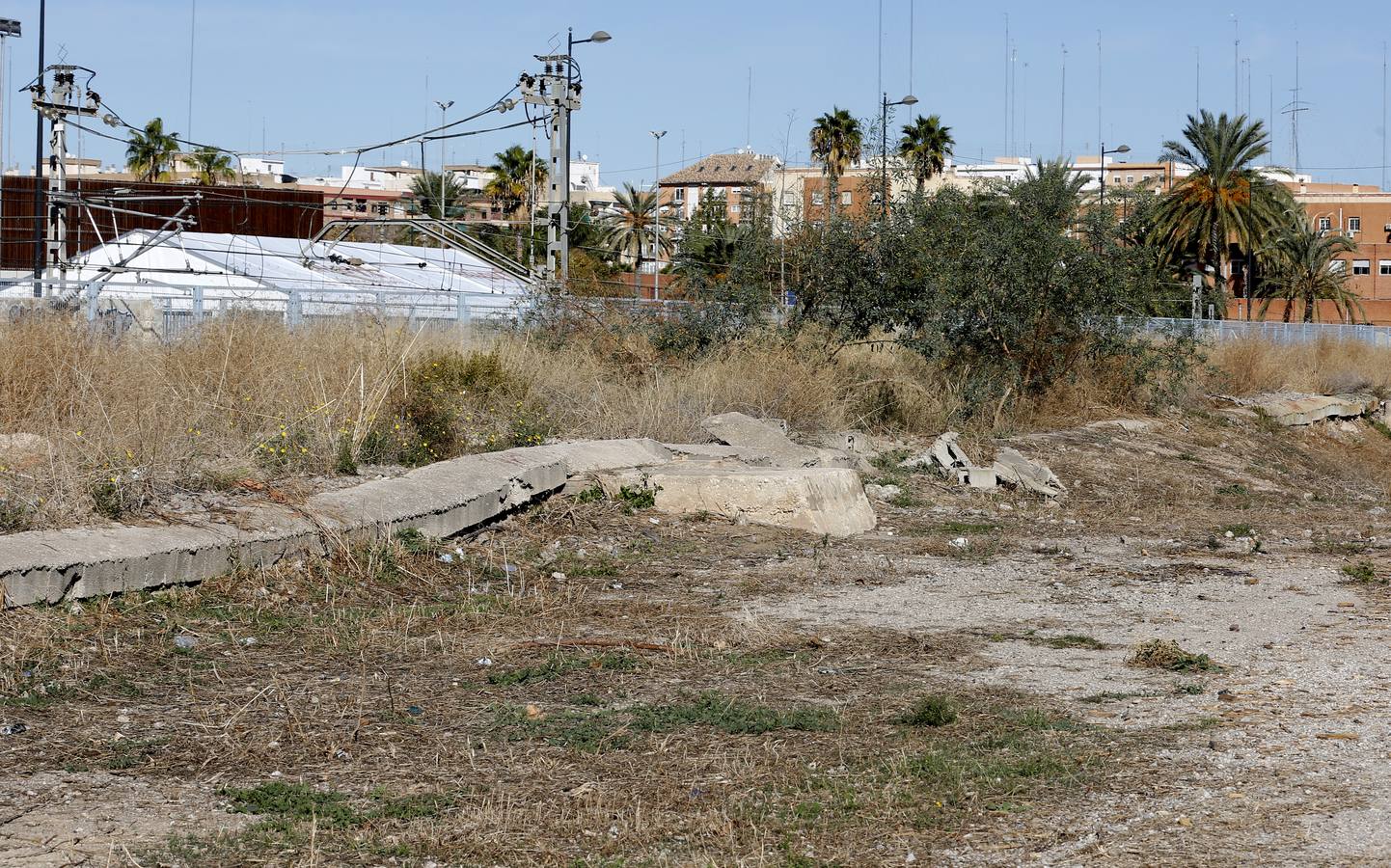 Comienzan los trabajos para eliminar 5.000 piezas del trazado semiurbano de Fórmula 1 de Valencia. Las obras empezarán junto al tinglado 2 y se extenderán al resto de zonas. La parte del Grao, la más deteriorada.