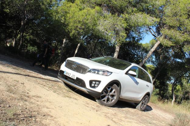 La imagen tiene empaque, y el Sorento es un SUV de gama alta
con los detalles de diseño habituales en Kia, muy atractivos.