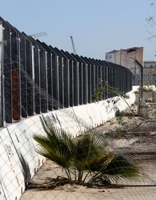 Imagen secundaria 2 - Desmontaje de los tinglados donde se ubicaron los boxes y el deteriorado entorno del circuito en la zona del Grao.