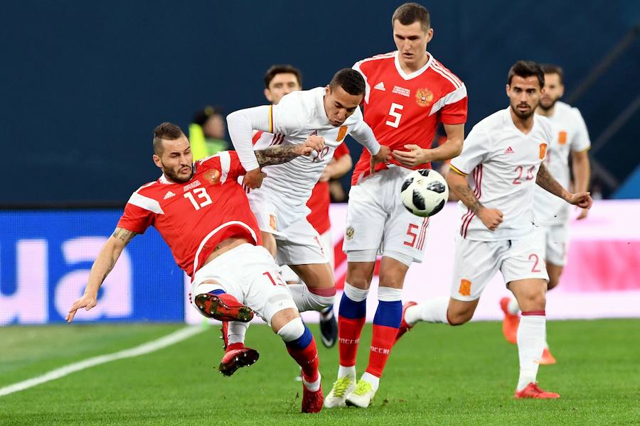 La selección española empató ante Rusia (3-3) en el amistoso disputado en la ciudad de San Petersburgo. Jordi Alba abrió la lata de cabeza y Sergio Ramos anotó dos polémicas penas máximas para los de Lopetegui. Aleksey Miranchuk y Smolov, en dos ocasiones, dieron el empate a los locales.