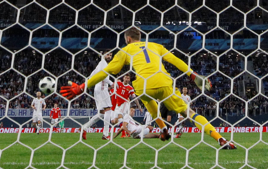 La selección española empató ante Rusia (3-3) en el amistoso disputado en la ciudad de San Petersburgo. Jordi Alba abrió la lata de cabeza y Sergio Ramos anotó dos polémicas penas máximas para los de Lopetegui. Aleksey Miranchuk y Smolov, en dos ocasiones, dieron el empate a los locales.