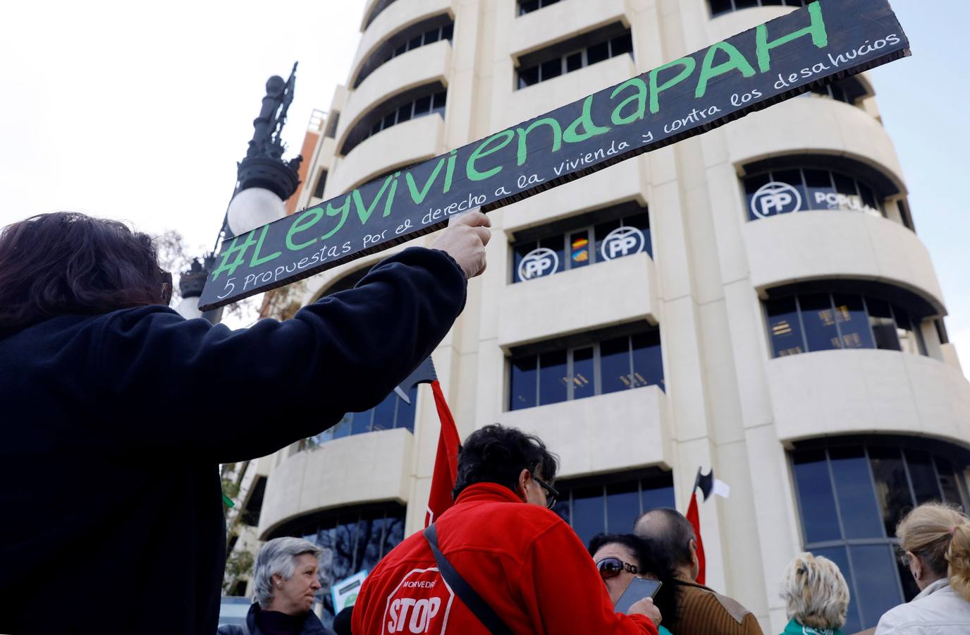 La Plataforma de Afectados por la Hipoteca (PAH) ha protestado esta mañana ante la sede del PP por el recurso de inconstitucionalidad presentado por el Gobierno central contra la ley valenciana por la función social de la vivienda.