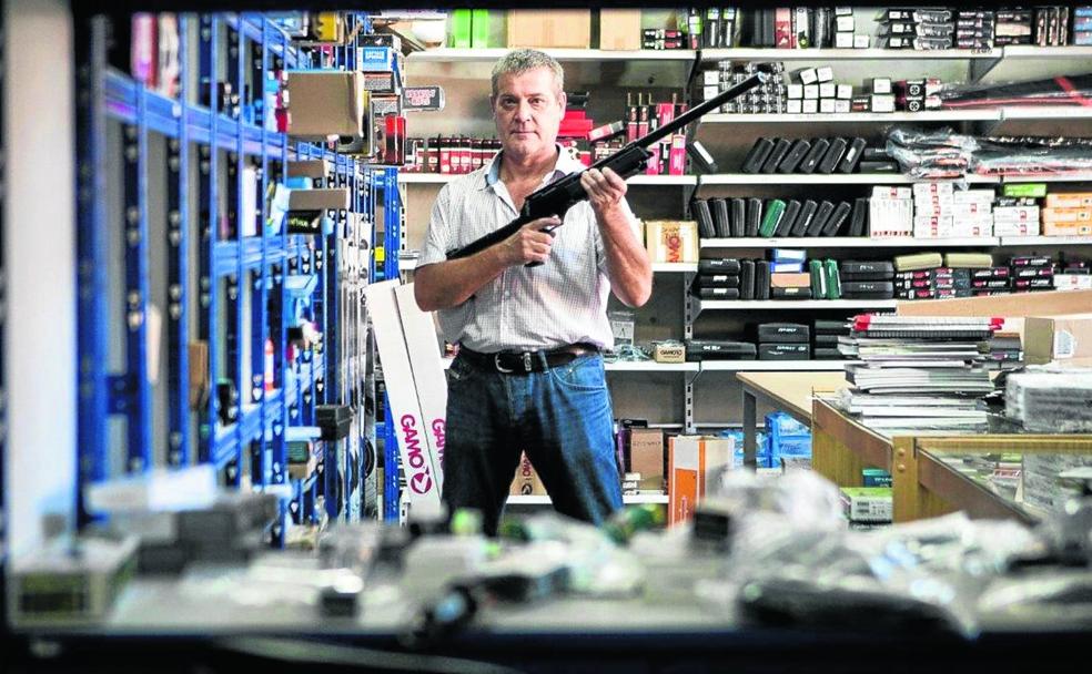Centro neurálgico. Ricardo Lop posa con una de las escopetas que vende en el almacén de Castelserás desde donde distribuye sus productos a todo el mundo. 