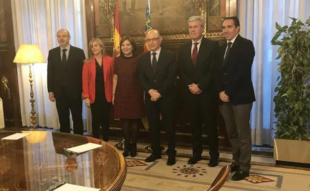 Monzó, Ortiz, Bonig, Montoro, Fernández de Moya e Ibáñez, ayer en el Ministerio de Hacienda. 