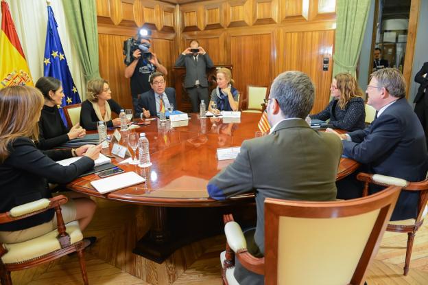 Un momento de la reunión entre la ministra y el presidente de la Generalitat. 