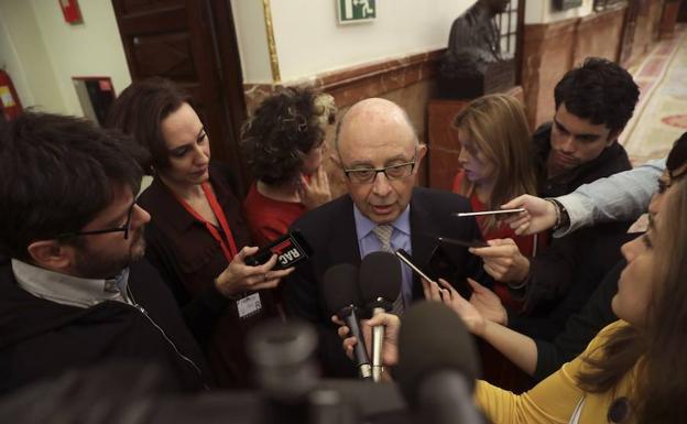 Montoro habla con los periodistas. 