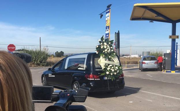 Galería. El coche fúnebre traslada el féretro con la niña.