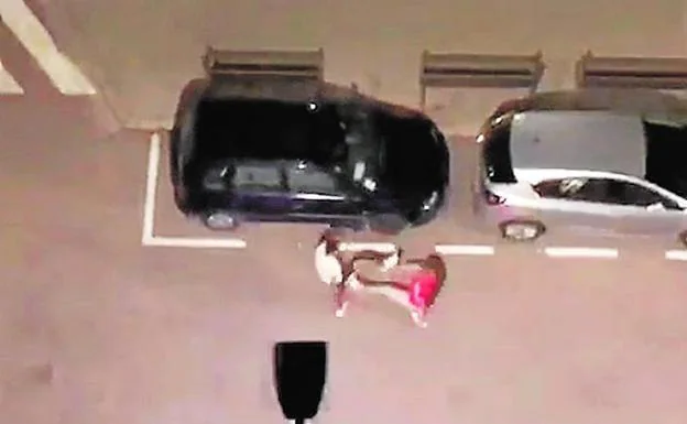 1. El agresor (con camiseta blanca) y la víctima (con polo rojo) se propinan patadas en la calle.