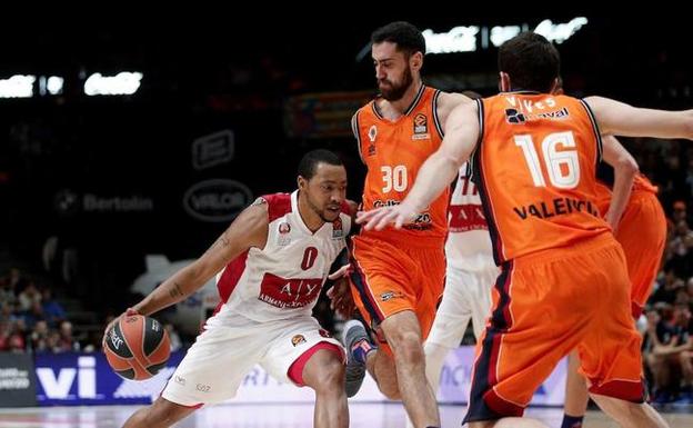 Joan Sastre y Andrew Goudelock, pelean un balón durante el Valencia Basket - Armani Milan, anoche.