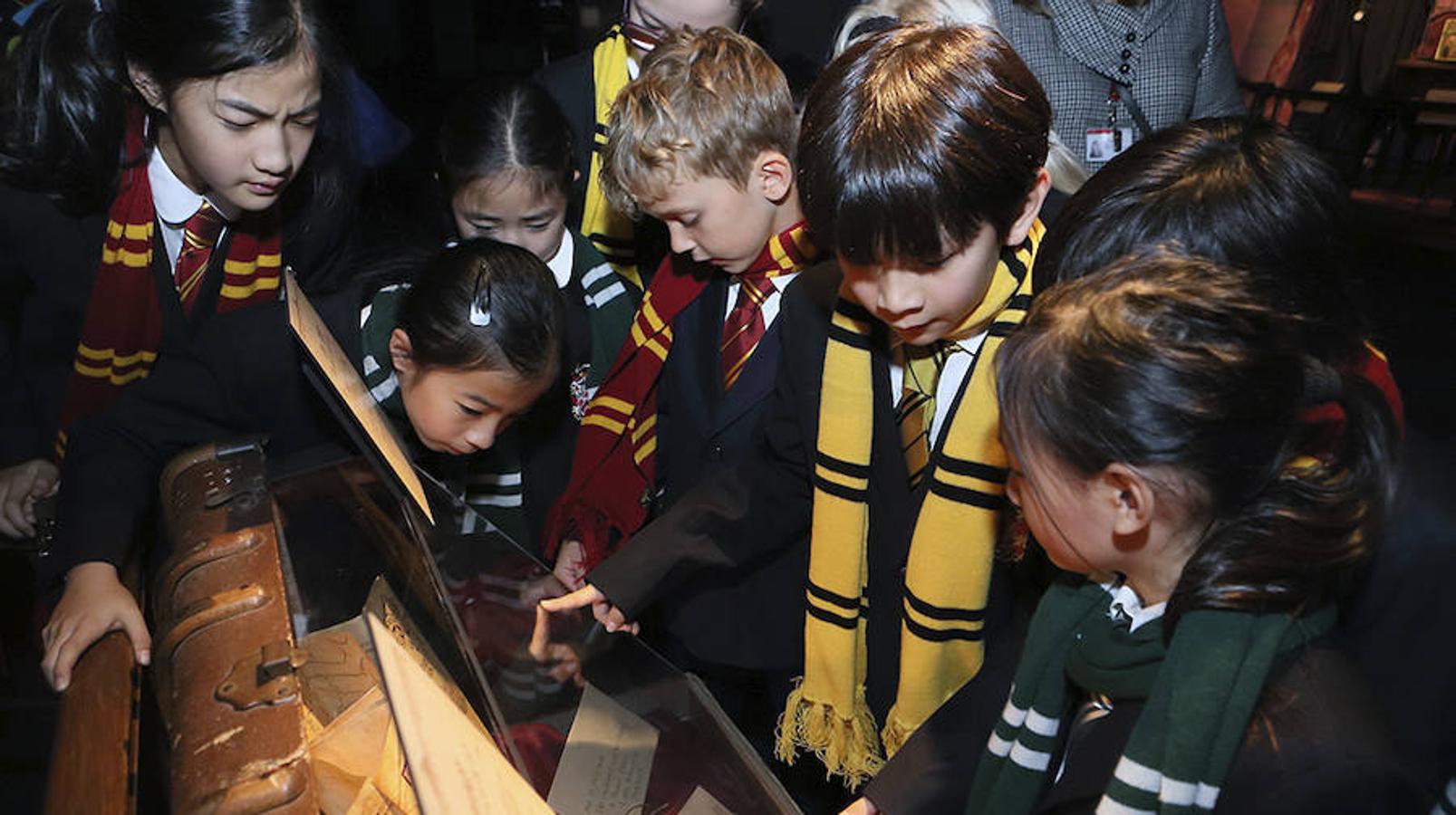 El universo de Harry Potter visitará Valencia este mes de abril. La Ciudad de las Artes y las Ciencias (CACSA) se prepara para recibir la exposición «Harry Potter the exhibition» para que los fans realicen un viaje por las películas a través de las localizaciones, objetos y escenarios que componen el mundo de Hogwarts. Más de 1.800 metros cuadrados con todo lo que se ha utilizado en el rodaje de la icónica saga.