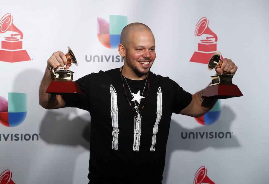 Residente con sus Grammy Latino por Mejor Álbum de Música Urbana de 'Residente' y Mejor Grupo Urbano de "Somos Anormales".