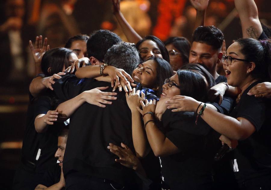 Un grupo de 'Dreamers' abraza a Alejandro Sanz después de su presentación durante los XVIII Premios Grammy Latinos.