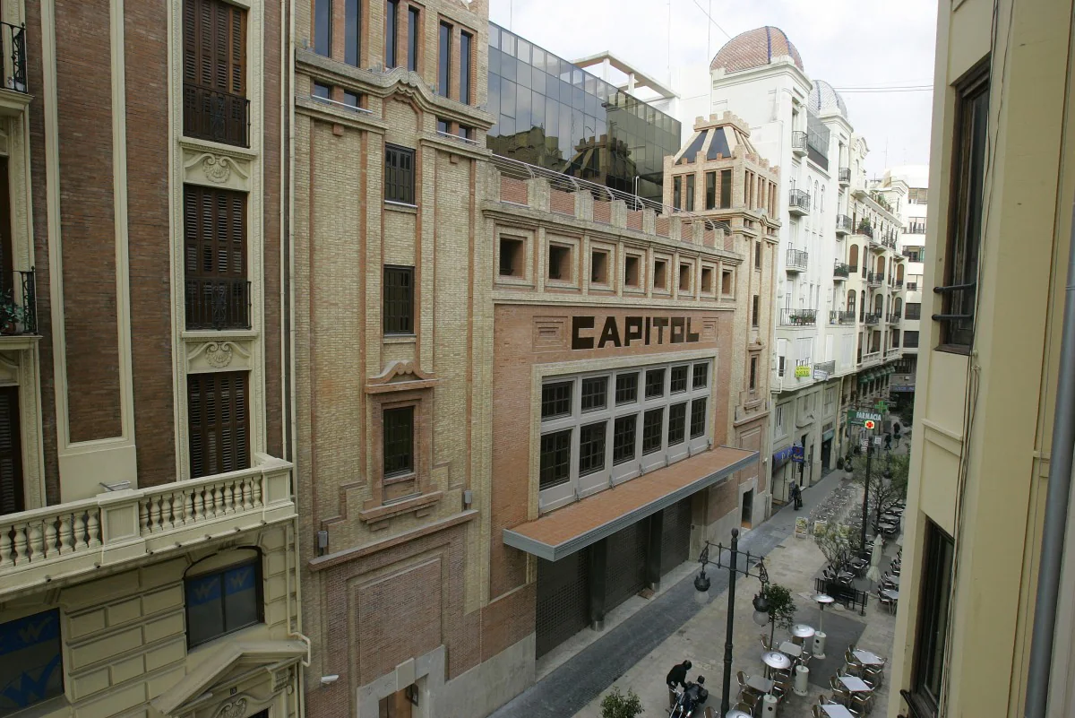 La fachada del Capitol continúa en la calle Ribera pero dentro no alberga pantalla ni butacas. En 19996 dejó de funcionar y no ha terminado de hallar un uso continuo.