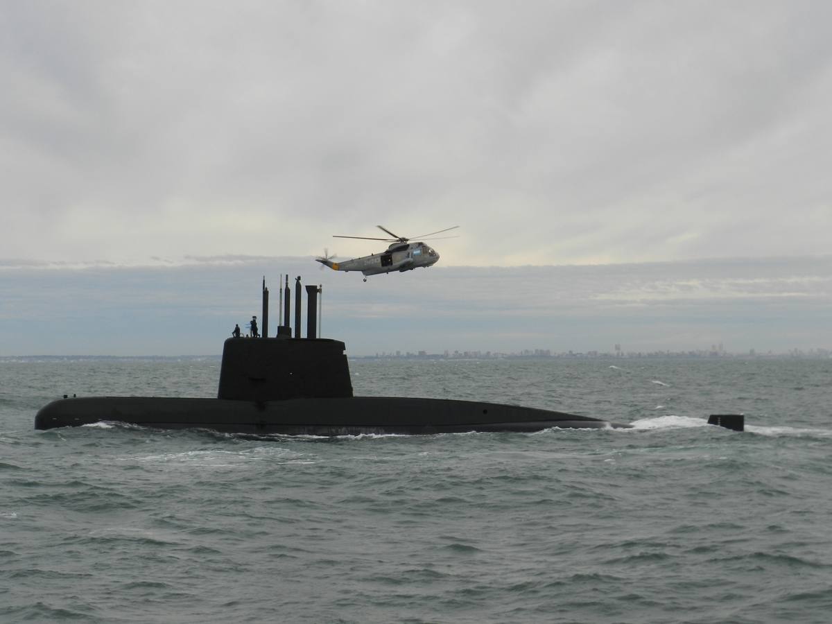 Aeronaves y buques de Argentina buscan un submarino de la Armada con 44 tripulantes a bordo que se perdió hace dos días.