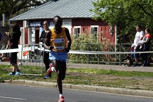 5. Evans Kiplagat Chebet (Kenia). Dorsal 5. Su mejor registro en el maratón es de 2:05:31, conseguido en Berlín en 2016. Llega en una magnífica forma y es candidato al triunfo.