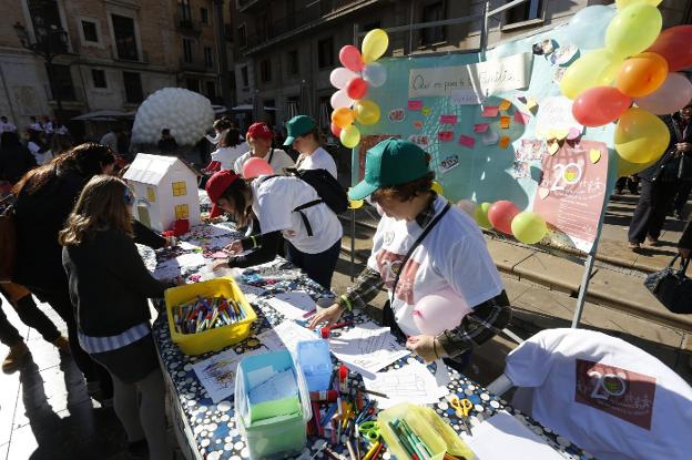 Uno de los talleres del encuentro por el Día de la Infancia en la plaza de la Virgen, ayer. 