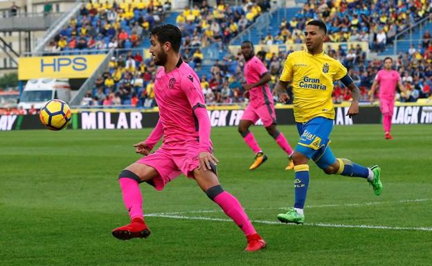 Campaña juega un balón ante Jonathan Viera.