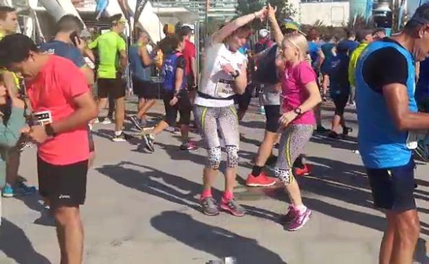 Las dos participantes bailando tras cruzar la meta del Maratón de Valencia 2017.