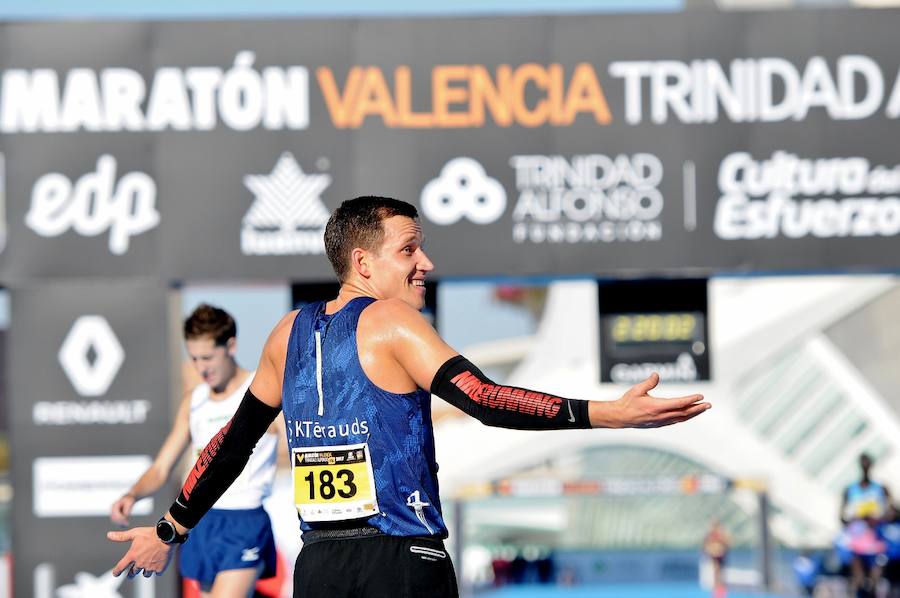Miles de personas participan en la prueba que gana Kitwara con el récord del Maratón de Valencia