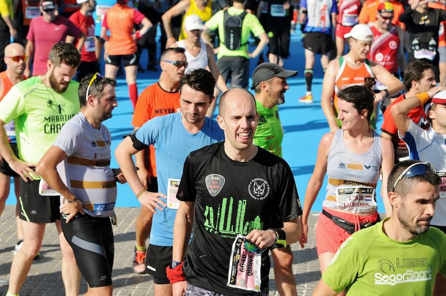 Miles de personas participan en la prueba que gana Kitwara con el récord del Maratón de Valencia