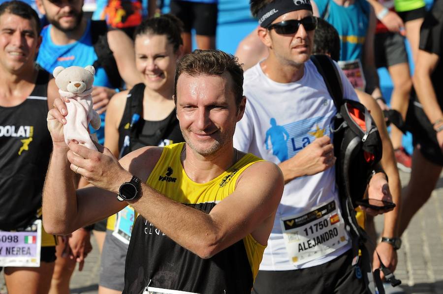 Miles de personas participan en la prueba que gana Kitwara con el récord del Maratón de Valencia