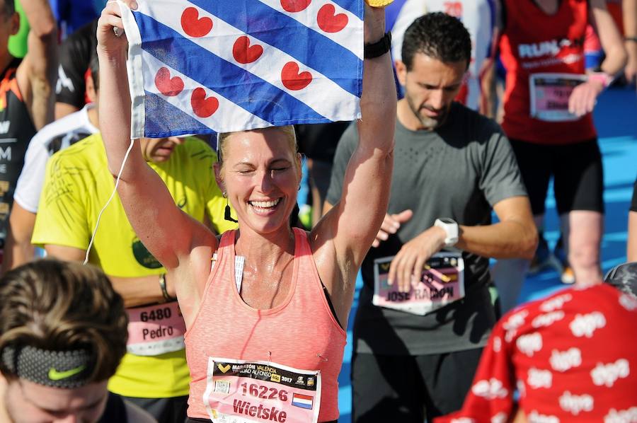 Miles de personas participan en la prueba que gana Kitwara con el récord del Maratón de Valencia