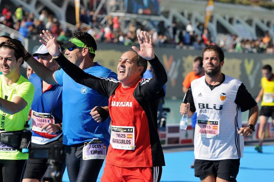 Miles de personas participan en la prueba que gana Kitwara con el récord del Maratón de Valencia