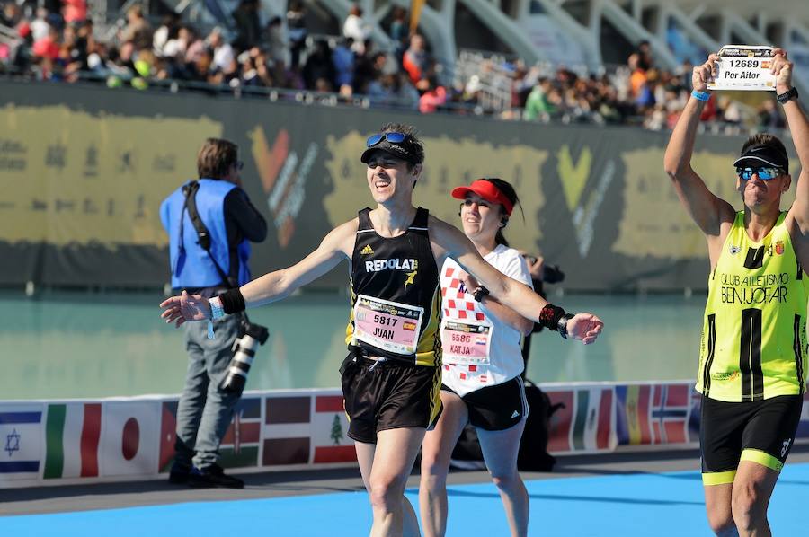 Miles de personas participan en la prueba que gana Kitwara con el récord del Maratón de Valencia