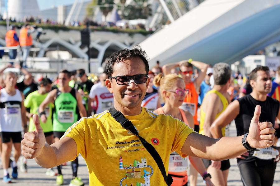 Miles de personas participan en la prueba que gana Kitwara con el récord del Maratón de Valencia