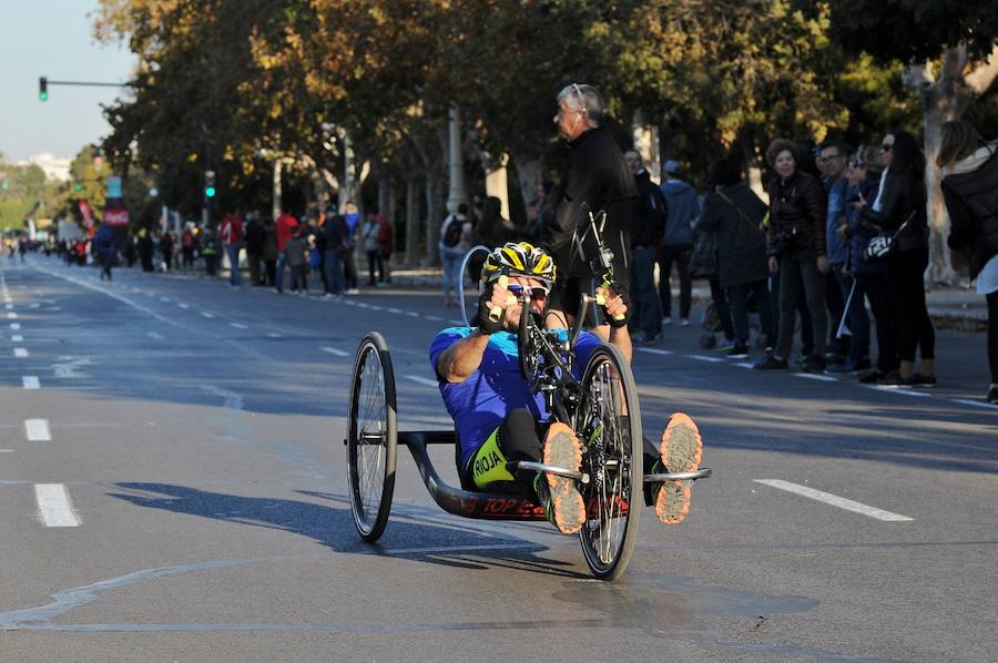 Miles de personas participan en la prueba que gana Kitwara con el récord del Maratón de Valencia