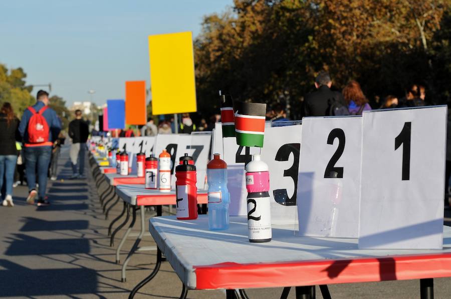 Miles de personas participan en la prueba que gana Kitwara con el récord del Maratón de Valencia