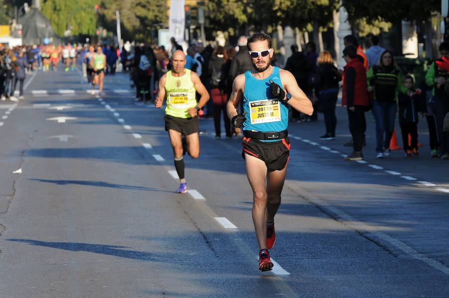 Miles de personas participan en la prueba que gana Kitwara con el récord del Maratón de Valencia