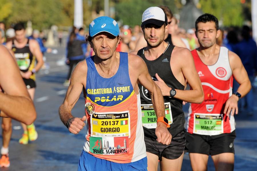 Miles de personas participan en la prueba que gana Kitwara con el récord del Maratón de Valencia